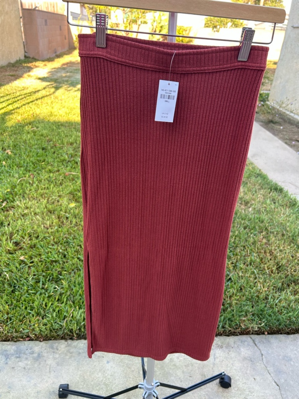 Abercrombie & Fitch Ribbed Midi Skirt in Burgundy with Side Slit